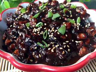 17、香菇鸡丁酱,至汤汁浓稠时即可出锅，可以撒些白芝麻葱叶点缀