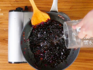 10、如何自制延边炸酱,倒150ml清水