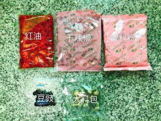 2、吃鸡➕鸡煲火锅,首先看看火锅底料包里面????五个小包！其中大料包我是选择没使用的……这个看个人喜欢吧，用上也行！没多大影响……