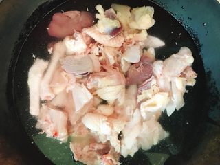 4、吃鸡➕鸡煲火锅,加入适量清水，焯水处理！水开就可以了，不用煮过久时间。