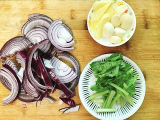 6、吃鸡➕鸡煲火锅,生姜切片，芹菜切段，洋葱切条，大蒜整颗就好