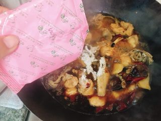 17、吃鸡➕鸡煲火锅,加入半包香料粉～如果鸡肉多的话，香料粉可以适当增加……
