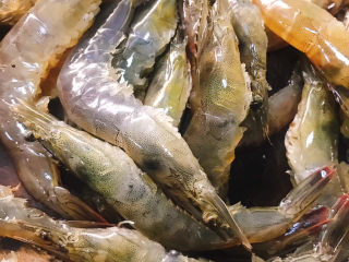 1、椒盐基围虾,虾洗干净