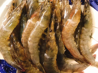 3、椒盐基围虾,用厨房纸巾拭干水分