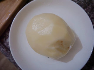 3、三黄鸡炖土豆,土豆削皮