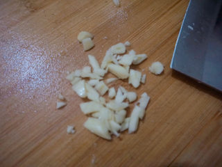 5、三黄鸡炖土豆,蒜剁成泥