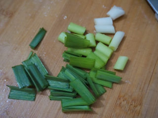 7、三黄鸡炖土豆,蒜苗切成小段