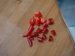 8、三黄鸡炖土豆,红辣椒也切成小段