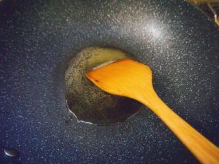 12、三黄鸡炖土豆,热油下锅