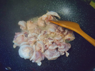 13、三黄鸡炖土豆,倒入三黄鸡翻炒3-5分钟