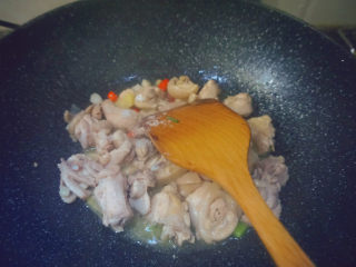 15、三黄鸡炖土豆,加入2勺盐