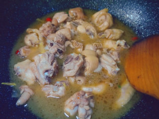 18、三黄鸡炖土豆,加入适量的水焖煮