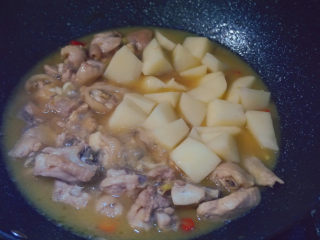 21、三黄鸡炖土豆,然后倒入土豆炖6-7分钟