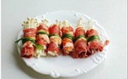 3、韩式泡菜肥牛卷,肥牛片将金针菇缓缓卷起，用香葱捆起来。