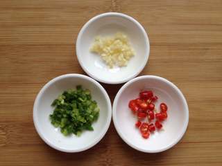 3、凉拌手撕杏鲍菇,分别把香葱、大蒜、小红椒切成小粒