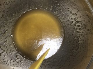 2、广式巧克力莲蓉月饼,糖浆，玉米油，枧水放入容器搅拌均匀后倒入过筛好的面粉搅拌均匀