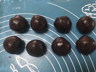 5、广式巧克力莲蓉月饼,静止结束的面团平均分成8份，每份25克左右