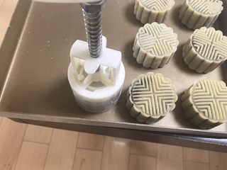 9、广式巧克力莲蓉月饼,把月饼推在烤盘上