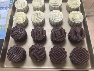 10、广式巧克力莲蓉月饼,依次全部压好