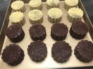 13、广式巧克力莲蓉月饼,刷好蛋液是不是很漂亮