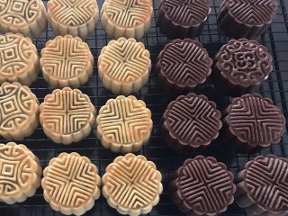 14、广式巧克力莲蓉月饼,送烤箱185度20分钟后出炉，出炉后烤盘上稍微放凉再移到网架放凉，彻底放凉后密封等待回油