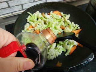 12、肉炒菜花,加生抽