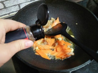 10、肉炒菜花,加五香粉