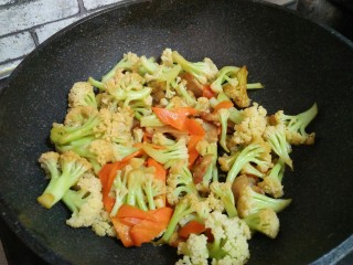 14、肉炒菜花,炒匀即可