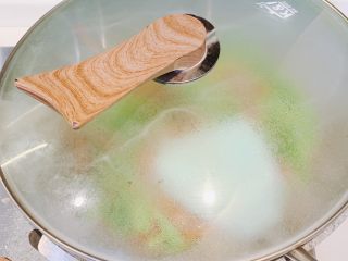 9、蒜苔炒肉,加入少许水，盖上锅盖焖30秒