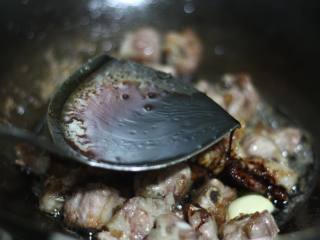 6、蔓越莓烧排骨,放入料酒和生抽，翻炒让排骨上色