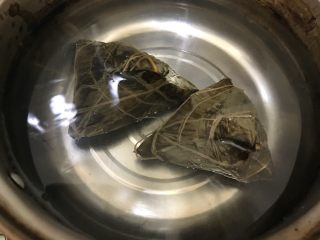 1、粽子新吃法-芒果酸奶粽子,把粽子煮熟，这一步大家都会，我就不啰嗦了