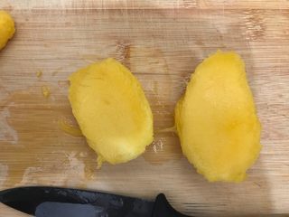 2、粽子新吃法-芒果酸奶粽子,芒果去皮，去掉中间的核