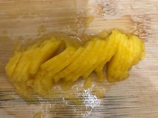 3、粽子新吃法-芒果酸奶粽子,切成薄片