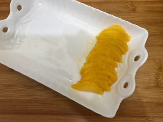 4、粽子新吃法-芒果酸奶粽子,如图所示，摆放的盘子里