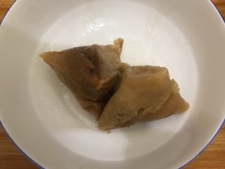 6、粽子新吃法-芒果酸奶粽子,剥去粽叶
