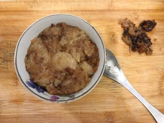 7、粽子新吃法-芒果酸奶粽子,捣烂的粽子装进小碗，用勺子压平