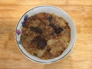 8、粽子新吃法-芒果酸奶粽子,蜜枣不能浪费，放进去，再压一下