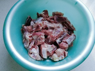 1、寒冬暖食~胡萝卜羊肉砂锅煲,羊肉适量先用温水洗净备用；