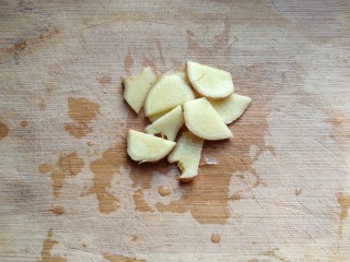 2、寒冬暖食~胡萝卜羊肉砂锅煲,姜片少许备用；