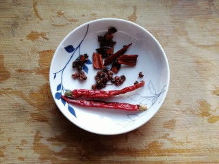 3、寒冬暖食~胡萝卜羊肉砂锅煲,八角，桂皮，花椒，干红辣椒各适量备用；