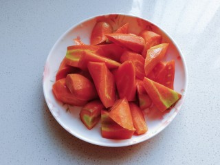 11、寒冬暖食~胡萝卜羊肉砂锅煲,胡萝卜适量切滚刀块；