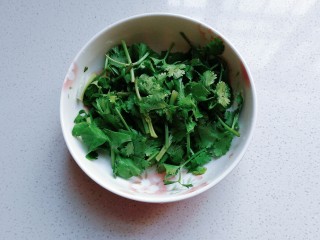 12、寒冬暖食~胡萝卜羊肉砂锅煲,香菜少许洗净切断备用；