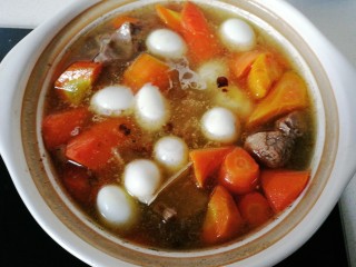 15、寒冬暖食~胡萝卜羊肉砂锅煲,再加入鹌鹑蛋继续小火炖20分钟左右，炖至汤汁变少浓厚时，调入适量胡椒和鸡精，洒上香菜即可开吃咯！