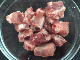 2、栗子焖排骨,排骨洗一下