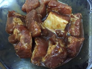 6、栗子焖排骨,腌制至半小时时翻一下