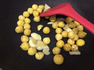 14、栗子焖排骨,放入栗子翻炒一下