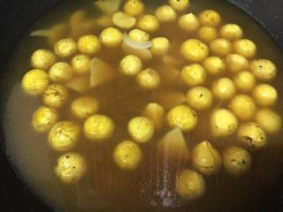 16、栗子焖排骨,盖上盖焖煮25分钟