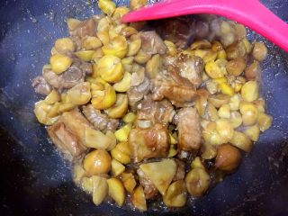 18、栗子焖排骨,焖煮20分钟收汁即可