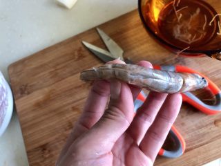 4、麻辣干锅虾➕吮指美味停不下,用牙签挑出虾线