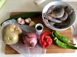 7、麻辣干锅虾➕吮指美味停不下,食材合照：处理好的海虾，蒜半头，姜一块，花椒适量，干辣椒七个，阿晨喜欢吃辣，这个辣度大家自己把握，怕辣的放两个提提味就行，不过麻辣虾没有麻辣味就失去了精髓嘛????配菜：青椒两根，红椒一根，黄瓜一根，小红洋葱一个，小土豆一个